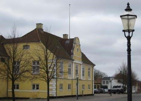 Billede af det gamle rådhus i Præstø
