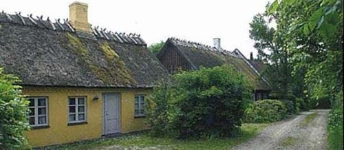 Billede af Strdet 5-9 der er en ensartet række af stråtækte huse